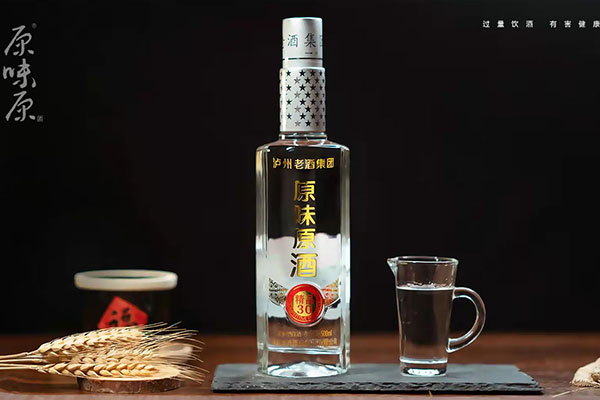 瀘州老酒與瀘州老窖一脈相傳,傾情打造“原味原酒”品質品牌